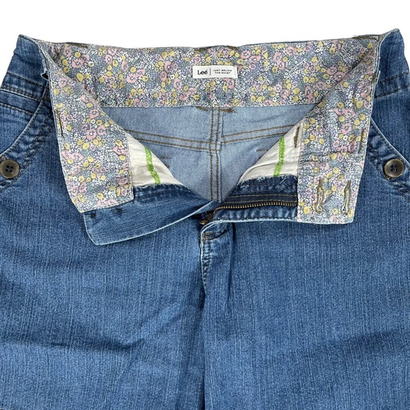 Lee size 12 just below the waist, petite bermuda shorts, button flap pockets EUC - Picture 3 of 9